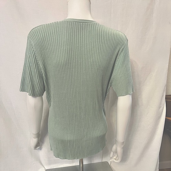 SILK LORE Short Sleeve Sweater. 100% silk in mint green. Figure flattering. - Picture 2 of 8